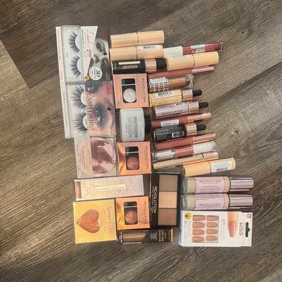 Revolution MYSTERY MAKEUP BUNDLE
